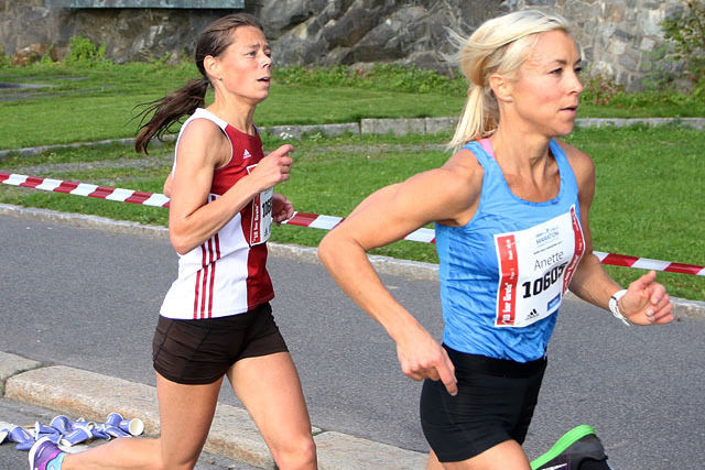 Anette Johnsen Hundere foran Jessica Gunnarsson i 10 for Grete i Oslo Maraton i fjor sommer. Foto: Runar Gilberg