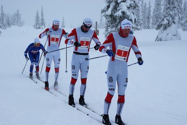 Lyn-trioen som var først i mål på Hafjell Skimarathon med nesten riktig startnummer: Joar Thele (1), Vegard Vinje (2) og Sondre Grønvold (3). Nr. 2 og 3 byttet plass på resultatlista. Lillehammer-løperen Henrik Gullikstad ulgte på 4. plass. (Foto: Stein Arne Negård)