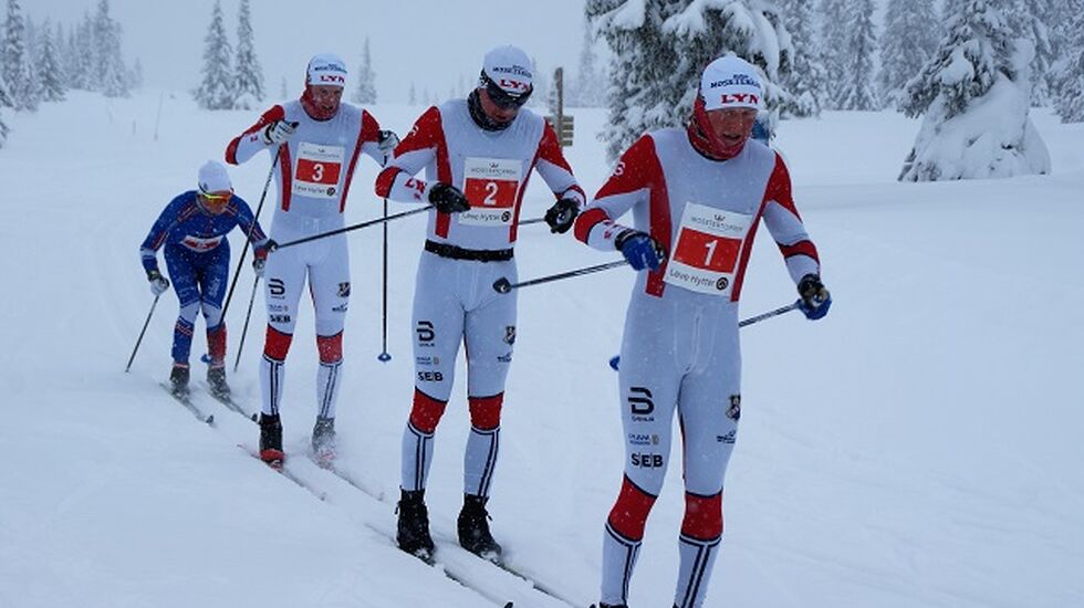 Lyn-trioen som var først i mål på Hafjell Skimarathon med nesten riktig startnummer: Joar Thele (1), Vegard Vinje (2) og Sondre Grønvold (3). Nr. 2 og 3 byttet plass på resultatlista. Lillehammer-løperen Henrik Gullikstad ulgte på 4. plass. (Foto: Stein Arne Negård)