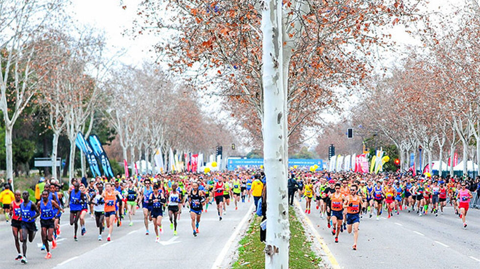 Starten har gått for årets Sevilla Marathon der 9494 løpere tok seg til mål. (Foto: arrangøren) 