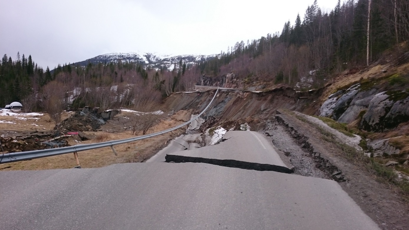 omfattende jordskred på fylkesveg 76 i Brønnøy kommune