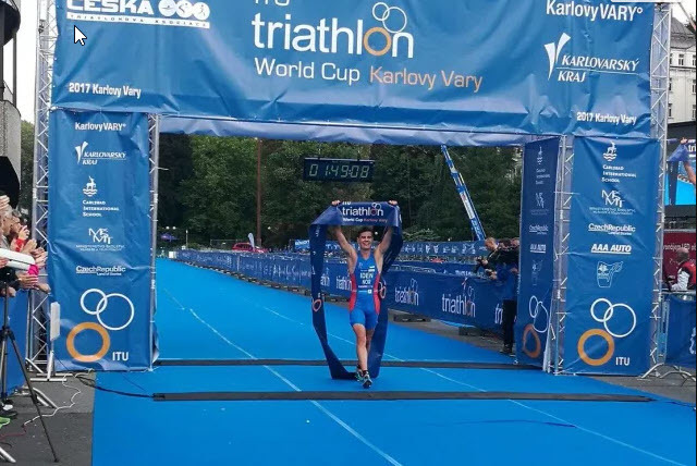 Gustav Iden. Bildet fra seieren hans ITU World Cup i Karlovy Vary i fjor.