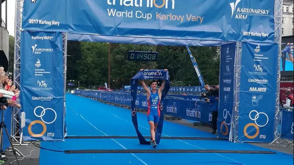 Gustav Iden. Bildet fra seieren hans ITU World Cup i Karlovy Vary i fjor.