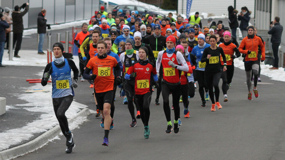 Starten på Egersund halvmaraton og 10 km. Tom Erik Halvoresen (98) og Kristian Rød (86) har allerede tatt teten.  Foto: Thomas Hetland.