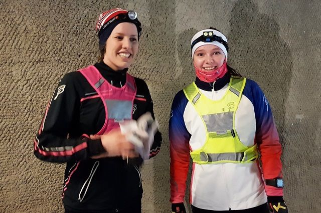 Dina Dæhli (til venstre) og Heidi Syversen etter endt dyst i Snøkuten tirsdag kveld. (Foto: Stein Arne Negård)