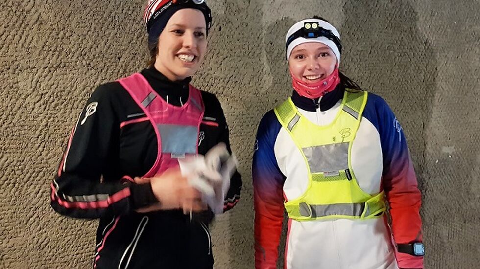 Dina Dæhli (til venstre) og Heidi Syversen etter endt dyst i Snøkuten tirsdag kveld. (Foto: Stein Arne Negård)
