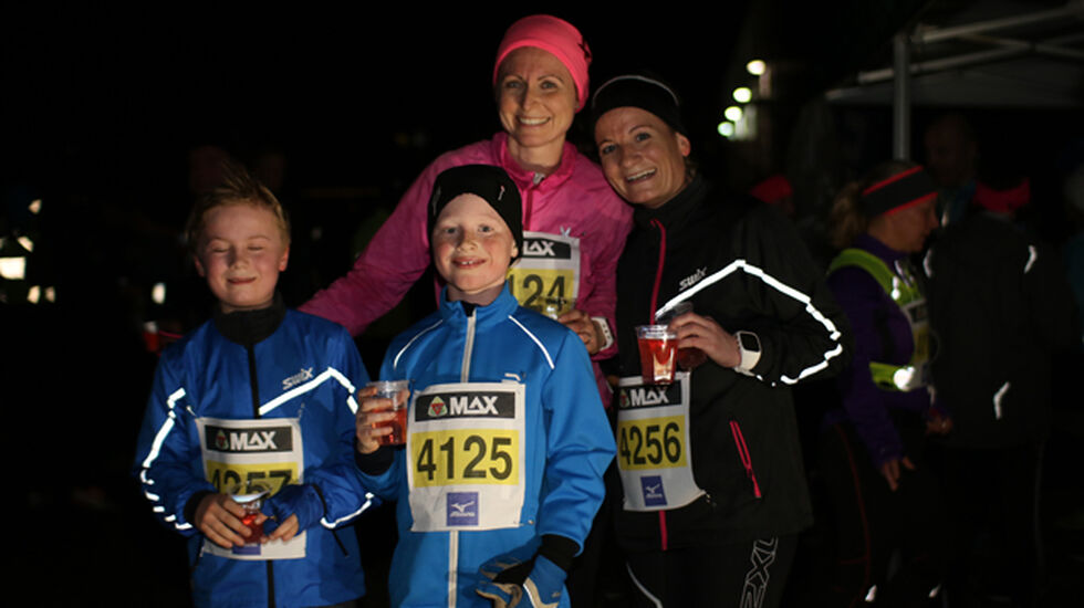 Emil Johnsen, Aron Skurtveit, Torunn Reistad Skurtveit og Helene Mostraum slapper av med drikke etter endt karusell .Foto : Arne Dag Myking