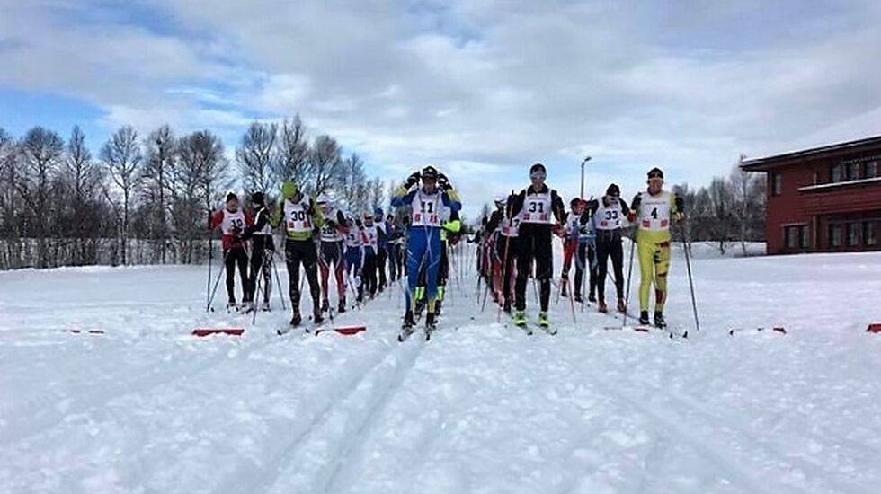 Fellesstarten på Gjettjønna på Røros med 37 løpere i aktive klasser på de to distansene. (Arrangørfoto)