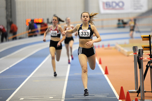 Sigrid Wahlberg fra Ranheim IL løper først i mål og kan nå kalle seg ungdomsmester på 800 meter.