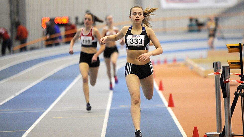 Sigrid Wahlberg fra Ranheim IL løper først i mål og kan nå kalle seg ungdomsmester på 800 meter.