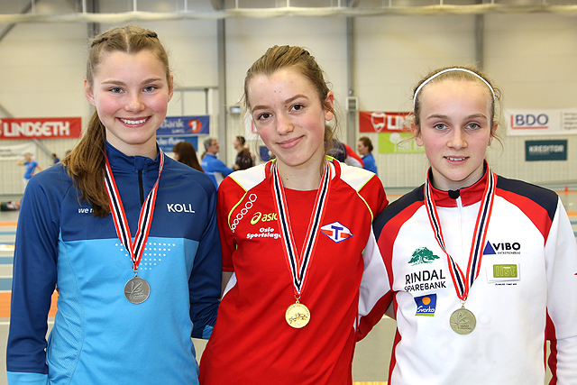 Premiepallen på 1500m i J15: Johanna Ågesen Tofte, Sigrid Alvik, Mali Eidnes Bakken.