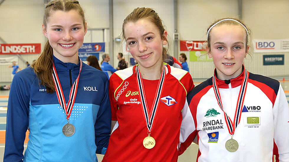 Premiepallen på 1500m i J15: Johanna Ågesen Tofte, Sigrid Alvik, Mali Eidnes Bakken.