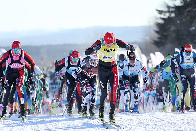 Starten: Tord Asle Gjerdalen med den gule ledertrøya i Ski Classic er raskest opp den første bakken etter start. Foto: Geir Olsen