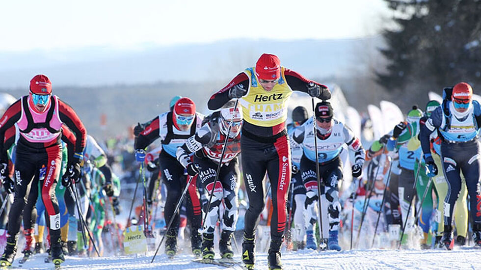 Starten: Tord Asle Gjerdalen med den gule ledertrøya i Ski Classic er raskest opp den første bakken etter start. Foto: Geir Olsen