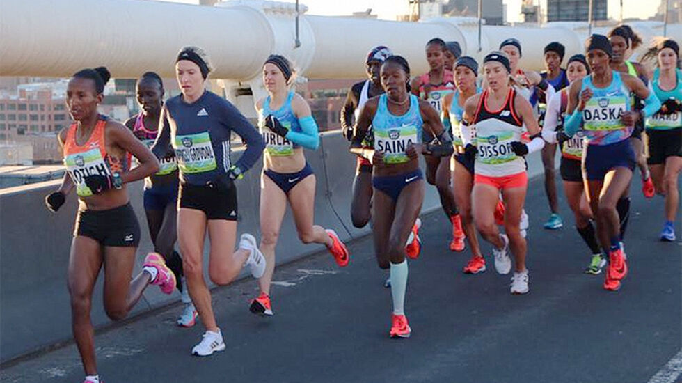 Karoline Bjerkeli Grøvdal, som her ligger på andreplass, løp offensivt og ble til slutt nummer tre i New York Halvmaraton. (Foto: arrangøren)