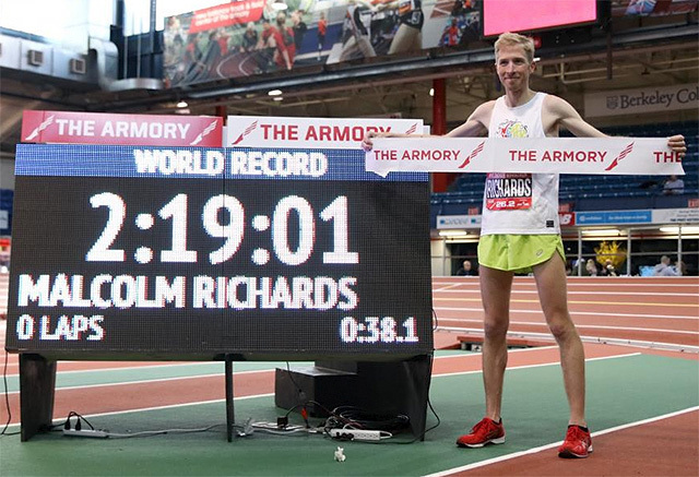 Malcolm Richards kunne juble for ny verdensrekord på maraton innendørs. (Foto: arrangøren)