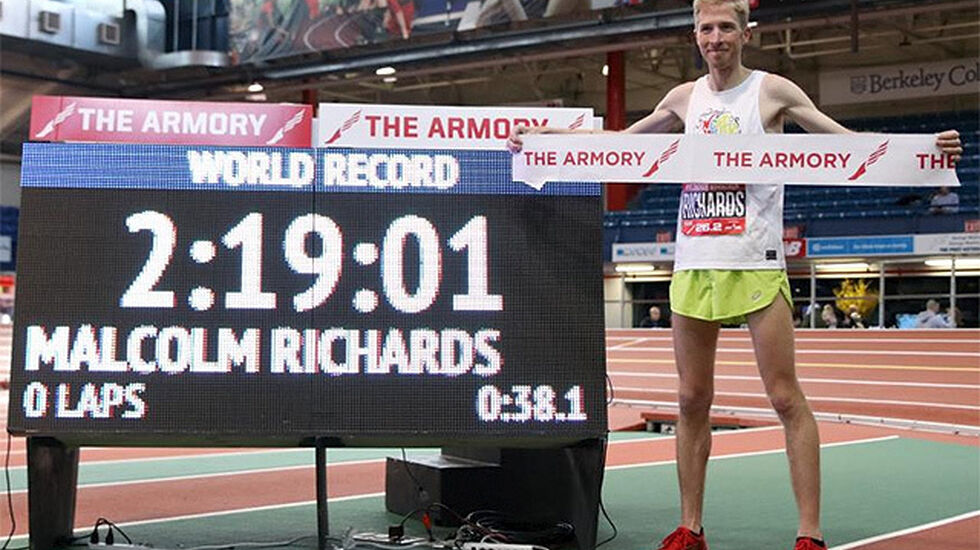Malcolm Richards kunne juble for ny verdensrekord på maraton innendørs. (Foto: arrangøren)
