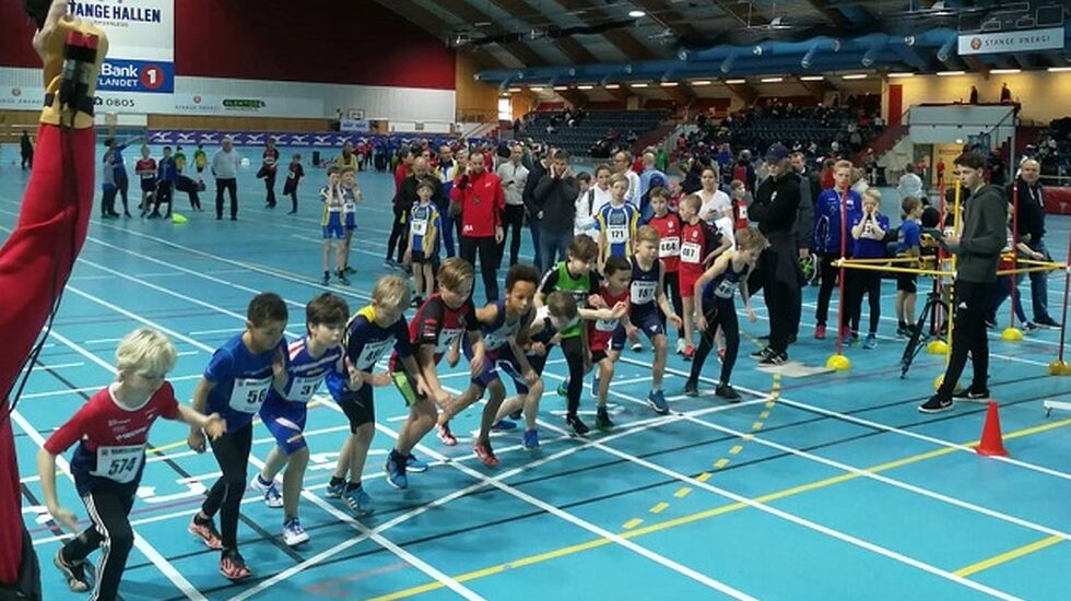 Fra starten for det aller første av hele 28 heat på 600 m i 18 forskjellige aldersklasser i Stangehallen lørdag. (Arrangørfoto)