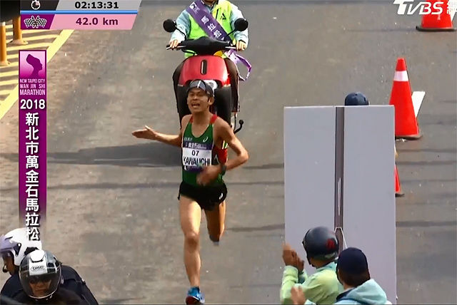 Yuki Kawauchi tok som vanlig ut absolutt alt da han stilte opp i - og vant - nok et maratonløp. (Foto: skjermdump fra streamingen)