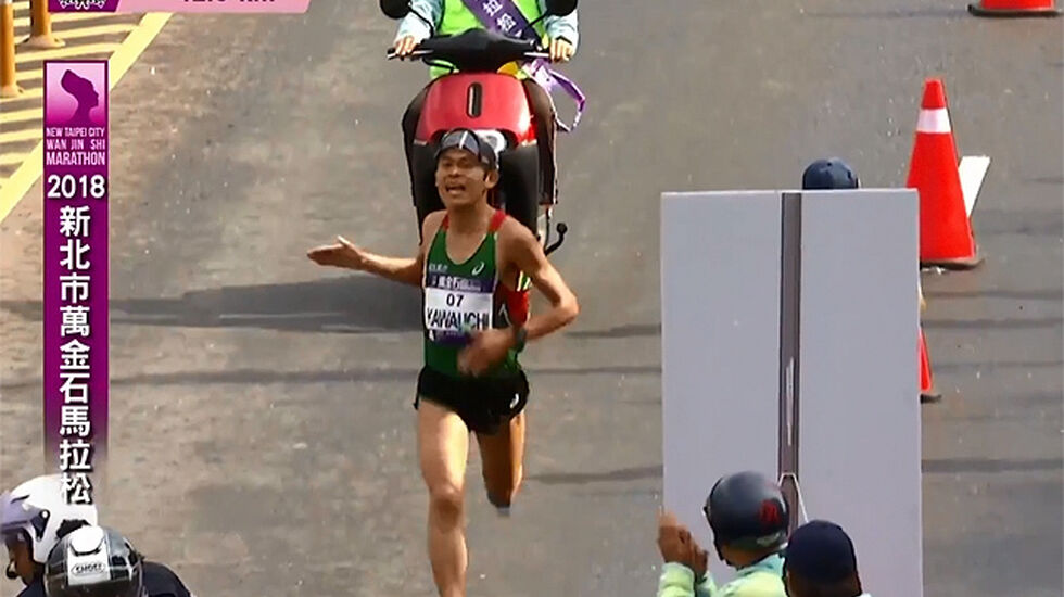Yuki Kawauchi tok som vanlig ut absolutt alt da han stilte opp i - og vant - nok et maratonløp. (Foto: skjermdump fra streamingen)