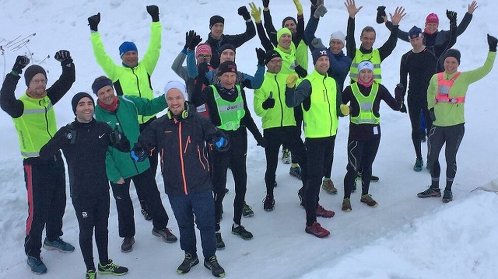 Det 2 kvinner og 16 mann sterke feltet samlet før start ved Prestrudhallen i dagslys onsdag kveld. (Foto: Pål-Erik Langøigjelten)