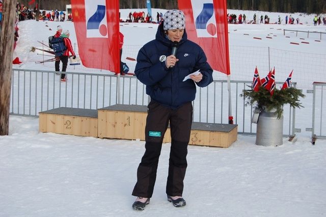 Hilde Gjermundshaug Pedersen ønsker velkommen til en tidligere utgave av GP-sprinten på Nybygda Skistadion. (Foto: nybygda.no)