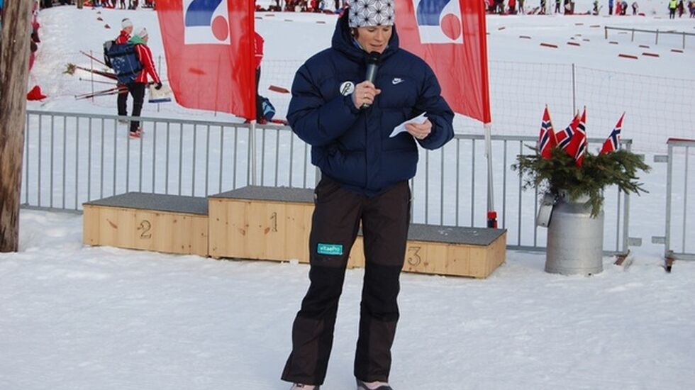 Hilde Gjermundshaug Pedersen ønsker velkommen til en tidligere utgave av GP-sprinten på Nybygda Skistadion. (Foto: nybygda.no)