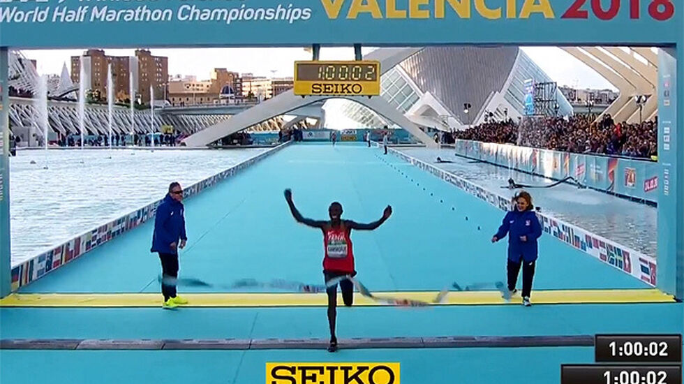 Geoffrey Kamworor tok sitt tredje VM-gull på halvmaraton. Han har også to fra VM terrengløp. (Foto: skjermdump fra streamingen)