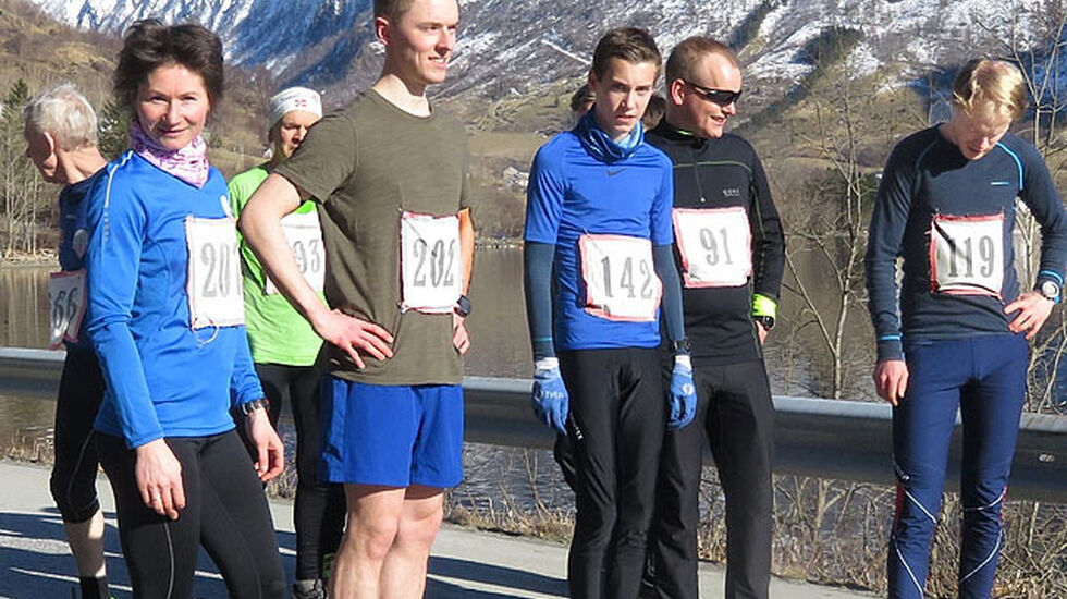 Delar av startfeltet i ei ikkje alt for stor løpsklasse, men dei var gode dei som var med. I trimklassa var det mange fleire. Nr 201 Maryna Novik som har jenterekorden, 202 Morten Gjendem, den nye rekordhaldaren for gutar, nr 142 Trond Olav Halvorsen, Haugesund IL, Nr 91 Steinar Lillevik, Ternen IL (Kvinnherad) og nr 119 Johannes  Heien, Ternen IL som feira fødselsdagen sin med godt løp i Trongjo Opp. (Foto: Olav Samland)