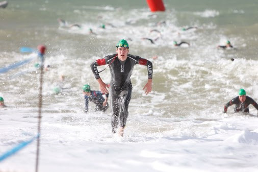 Vetle Bergsvik Thorn ledet etter svømmingen i Quarteira på Algarvekysten. Foto: Paul Groves, European Triathlon Union