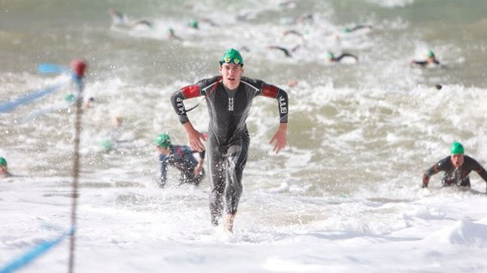 Vetle Bergsvik Thorn ledet etter svømmingen i Quarteira på Algarvekysten. Foto: Paul Groves, European Triathlon Union