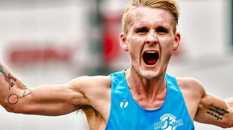 Sondre Skjelvik med all grunn til å juble i Tokyo Marathon. Etter å ha satt pers med 2.30.57