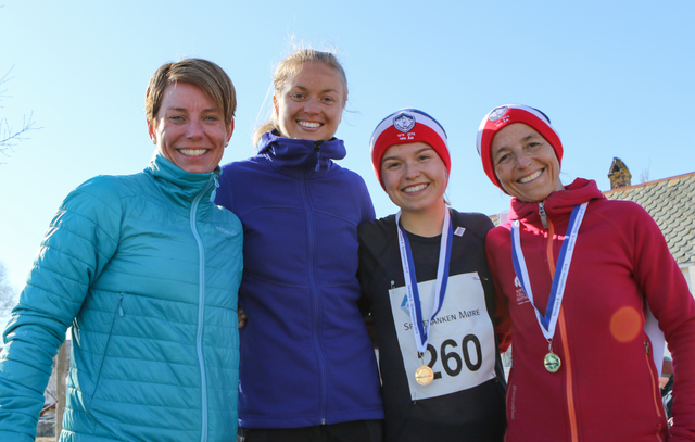 Fra venstre Esther Innselset i Hamar IL,  Ingrid Festø i IL Gular, Mia og Marita Merlid fra Isfjorden IL. Foto: Martin Hauge-Nilsen