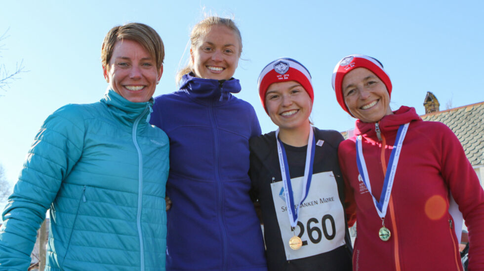 Fra venstre Esther Innselset i Hamar IL,  Ingrid Festø i IL Gular, Mia og Marita Merlid fra Isfjorden IL. Foto: Martin Hauge-Nilsen