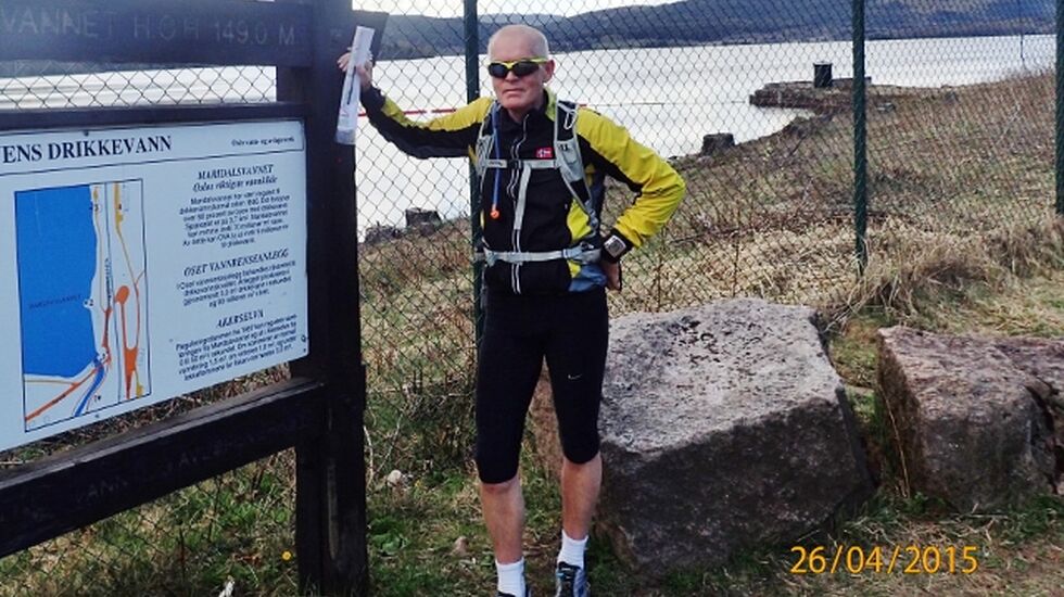 Hjerteoperert gammel mann på prøveløping noen uker før EcoTrail 80 km i 2015, ett år etter hjerteoperasjonen. Foto: Per-Einar Roth