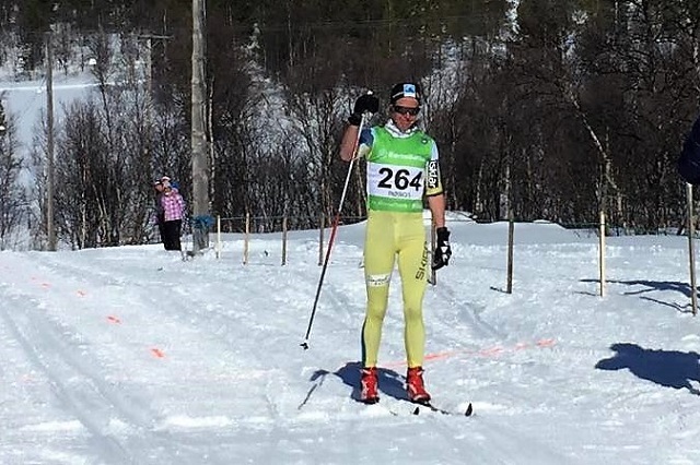Astrid Øyre Slind i mål som vinner med oppretta ermer i Feragen lørdag. (Foto: Carina Øglænd Ødegård)