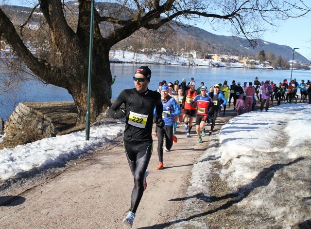 99 løpere setter fart ut fra start, aller fremst ligger Eirik Gundersen. Foto: Olav Engen