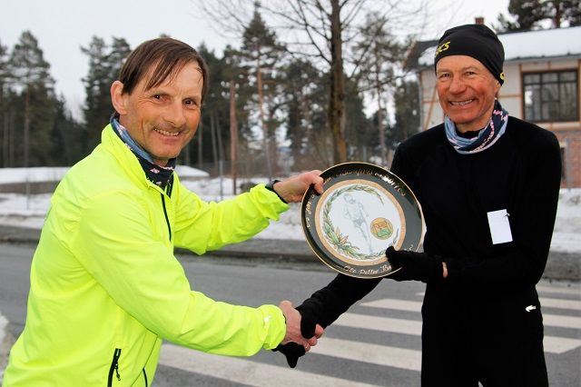 Ole Peter Bergaust fikk overrakt prisen på startstreken for sesongens første karuselløp av Hedmark-redaktøren for kondis.no, Rolf Bakken.