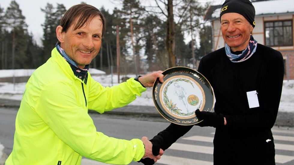 Ole Peter Bergaust fikk overrakt prisen på startstreken for sesongens første karuselløp av Hedmark-redaktøren for kondis.no, Rolf Bakken.