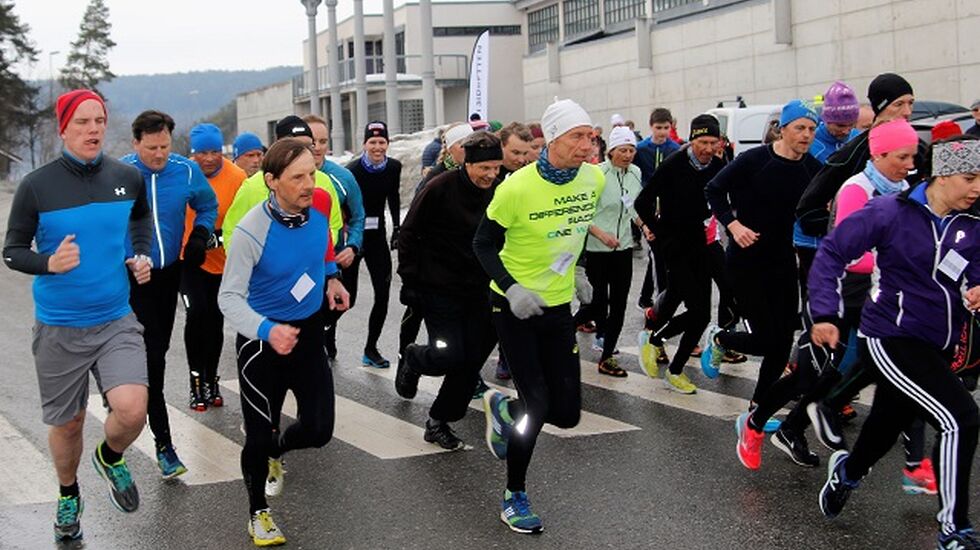 Sesongstart med 40 løpere i feltet på Hamar vest denne uka. (Foto: Finn-Magne Nybrennaa)