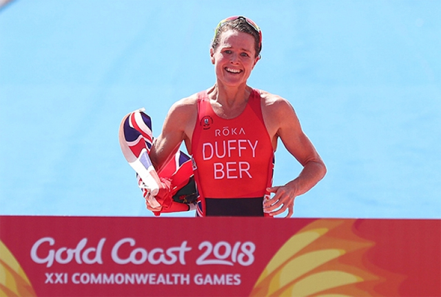Flora Duffy løper inn som vinner av triatlonsprinten i Samveldelekene. (Foto: arrangøren)