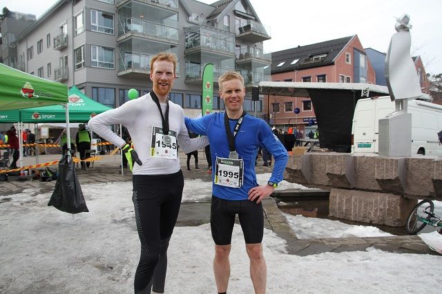 De to beste på maraton, Lars Lysbakken og Vegard Furulund, etter endt dyst i Holmestrands gater. (Foto: Geir-Morten Hansen)