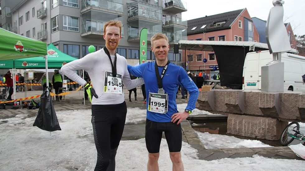 De to beste på maraton, Lars Lysbakken og Vegard Furulund, etter endt dyst i Holmestrands gater. (Foto: Geir-Morten Hansen)