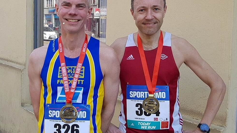 Perfekt dag. Praha Halvmaraton 1.13.43, men ikke i nærheten av tiden til romkameraten Bjørn Ivar Nilsen som løp på 1.09.21. To fornøyde typer, altså. (Jon Ilsengs egne ord etter løpet) (Foto: Privat)