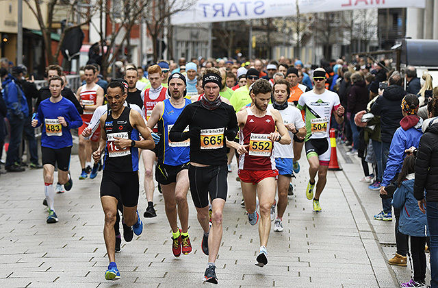 Fra starten på halvmaraton ved den nye Byhallen i sentrum av Fredrikstad. (Foto: Bjørn Johannessen) Fra starten på halvmaraton ved den nye Byhallen i sentrum av Fredrikstad. (Foto: Bjørn Johannessen)