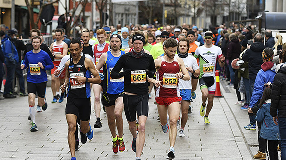 Fra starten på halvmaraton ved den nye Byhallen i sentrum av Fredrikstad. (Foto: Bjørn Johannessen)