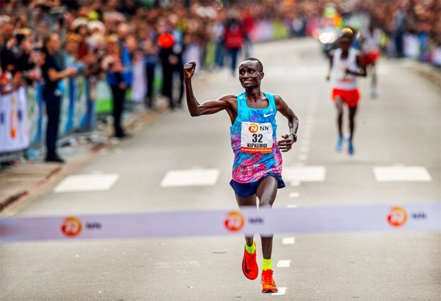 Kenneth Kipkemoi fra Kenya avslutta meget sterkt og vant på 2.05.44. (Foto: arrangøren)