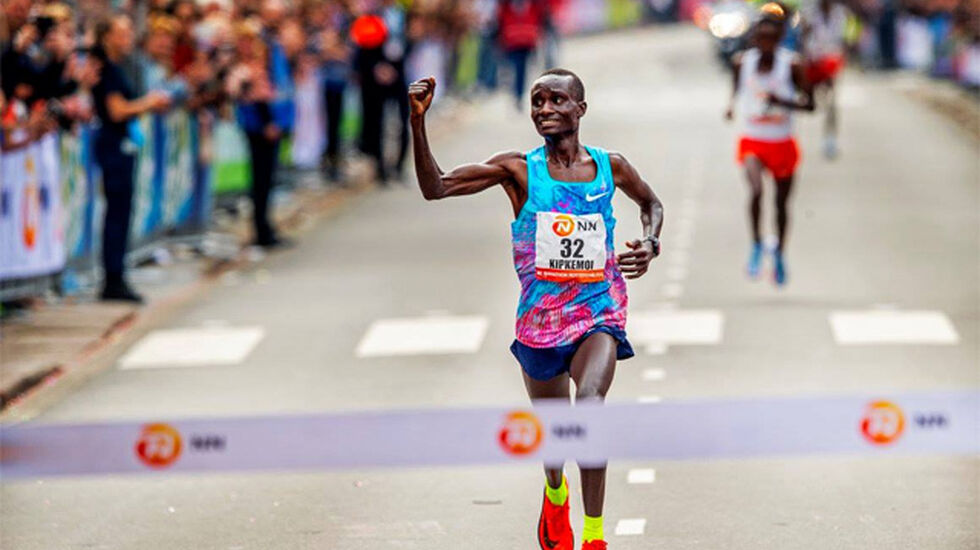 Kenneth Kipkemoi fra Kenya avslutta meget sterkt og vant på 2.05.44. (Foto: arrangøren)