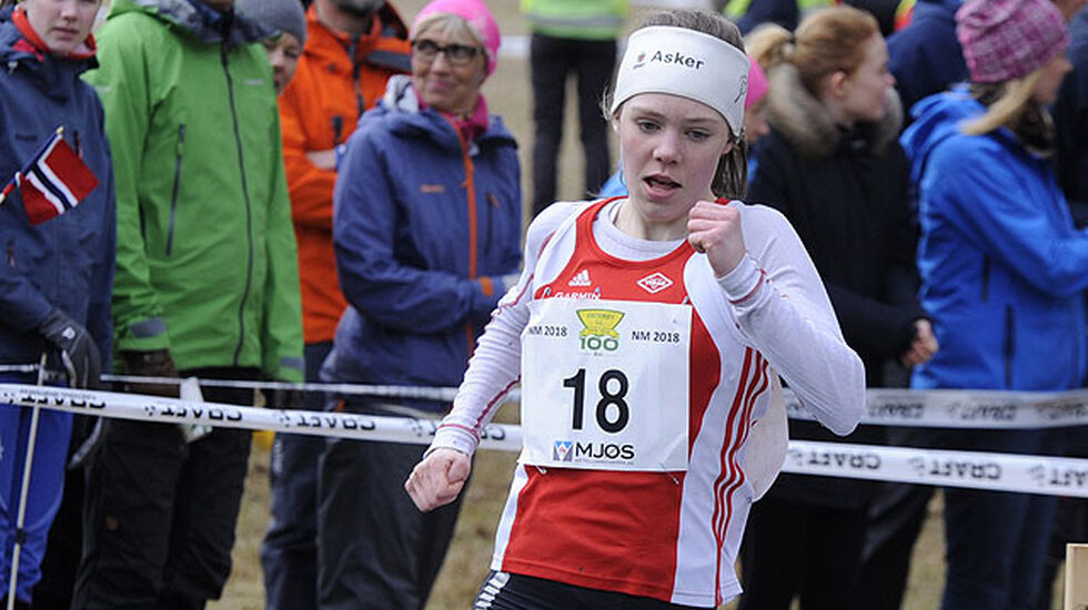 Emilie Mo vinner klasse J17 i tillegg til at hun kommer først i mål av hele feltet.