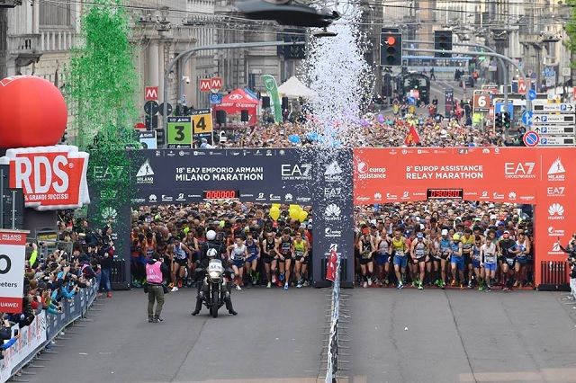 5553 maratonløpere og 2875 stafettlag er klare for 42 km gjennom Milanos gater (Arrangørfoto).